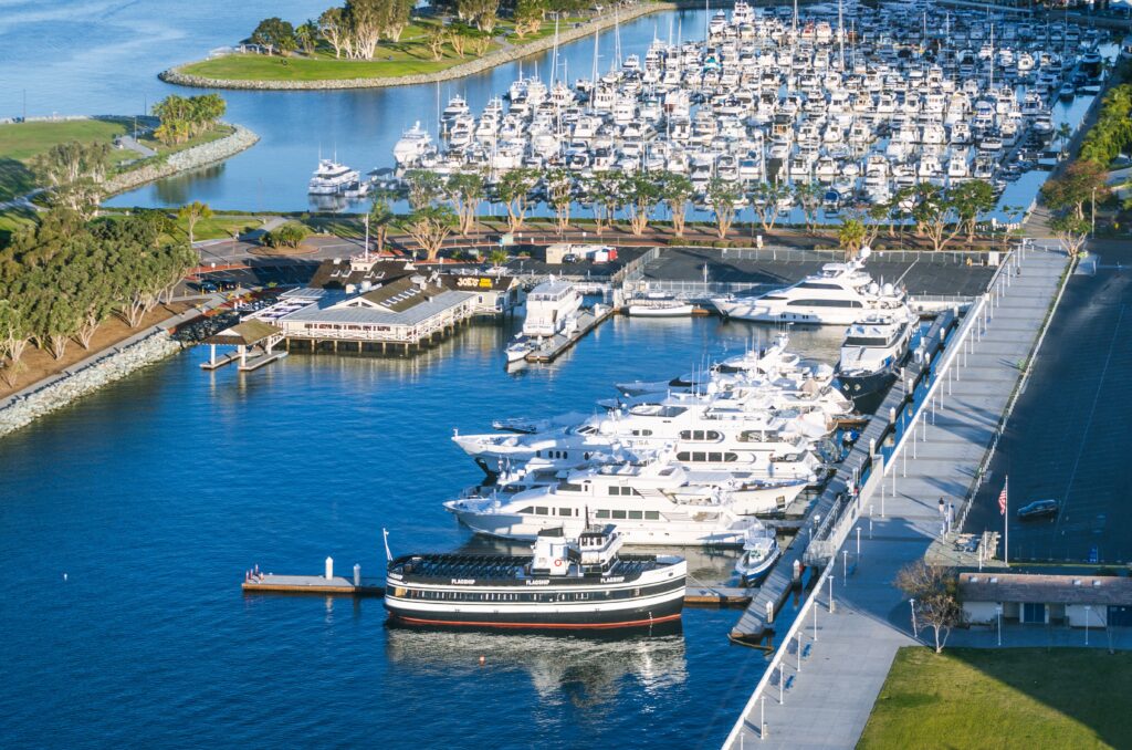 boats-docked-in-a-harbor-off-the-pacific-ocean